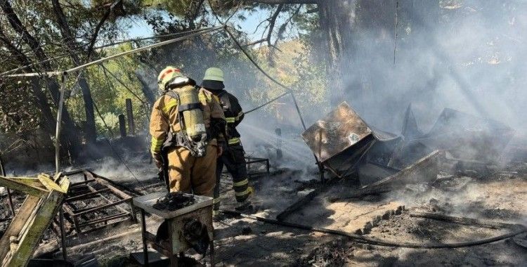 Antakya’da depo olarak kullanılan çadır yandı
