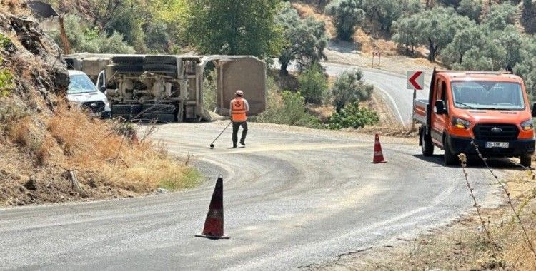 Kontrolden çıkan malzeme yüklü kamyon devrildi: 1 yaralı
