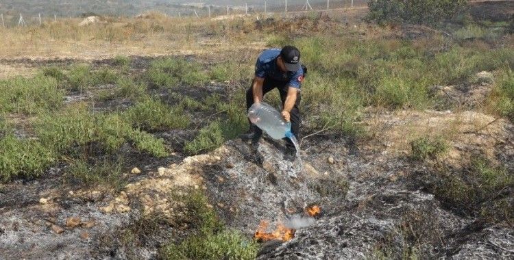 Kırklareli’nde otluk alanda yangın: Polis ekipleri bidonlarda söndürmeye destek verdi
