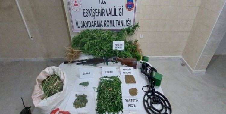 Ürettiği uyuşturucu maddeyi satmak isteyen şahsı jandarma yakaladı
