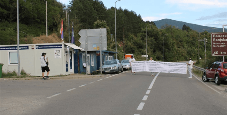 Sırbistan'ın Kosova ile sınır geçişlerinde yol kapatma eylemi başlatıldı