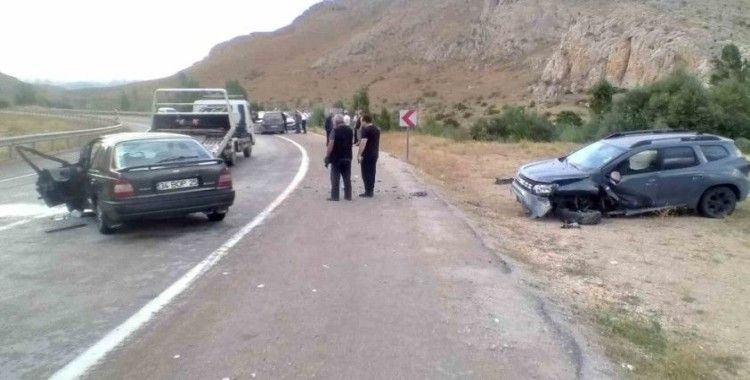 Konursu köyü yakınlarında trafik kazası: 1 ölü 2 yaralı
