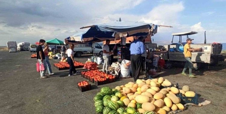 Yol kenarında satılan ürünler ilgi görüyor
