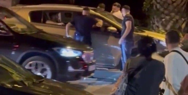 Kadıköy’de aracın önünü kesip darp ettiler: O anlar kamerada
