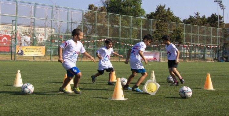 Futbol kursları yaz döneminde çocukların gözdesi oldu
