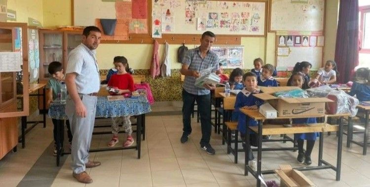 Bozkır’da mahalle muhtarı öğrencilerin kırtasiye masraflarını karşıladı
