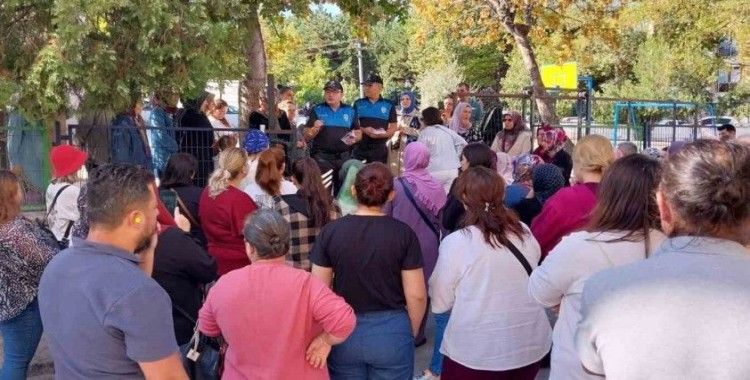 Polis ekipleri öğrencilere ve velilere basit güvenlik tedbirlerini anlattı
