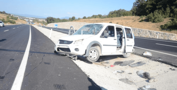 Seyir halinde lastiği patlayan araçta bulunan 4 kişi yaralandı