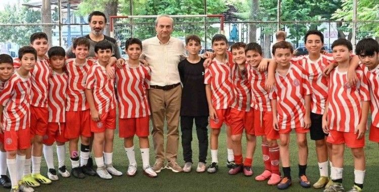 Kepez’de Erenköy Mahallesi’ne çim futbol sahası yapılacak
