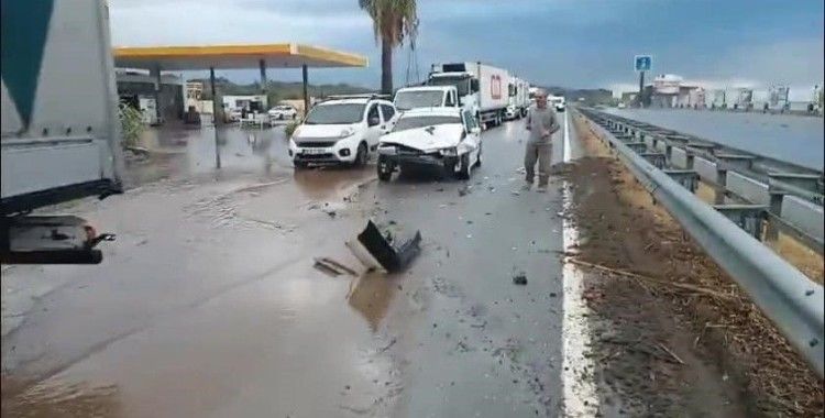 Söke’de sağanak yağış kazaya neden oldu: 3 yaralı
