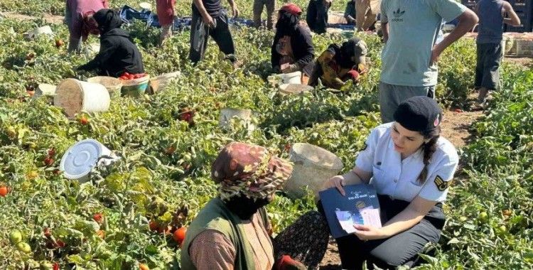 Jandarma personeli mevsimlik tarım işçilerini ziyaret etti
