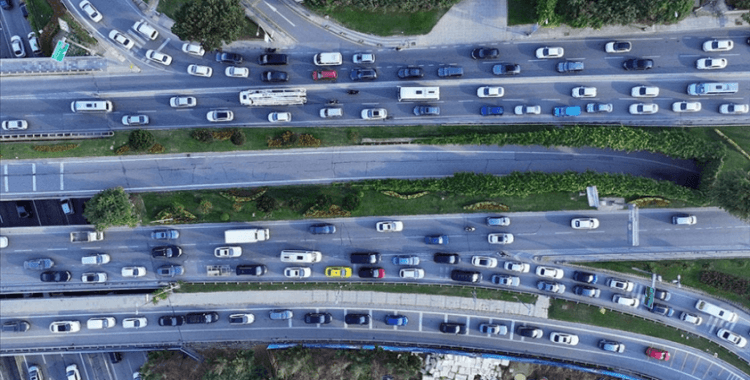 İstanbul'da haftanın üçüncü iş gününde trafik yoğunluğu yaşanıyor