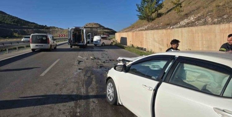 Amasya’da otomobil kamyona çarptı: 2 yaralı
