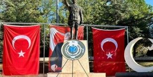 İl Milli Eğitim Müdürlüğüne ait çelenk Atatürk Anıtı’nda unuttu
