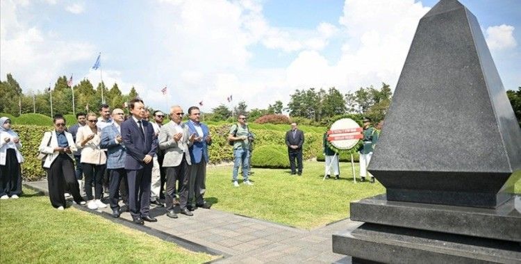 Bakan Uraloğlu, Güney Kore'deki Birleşmiş Milletler Anıt Mezarlığı'nı ziyaret etti: