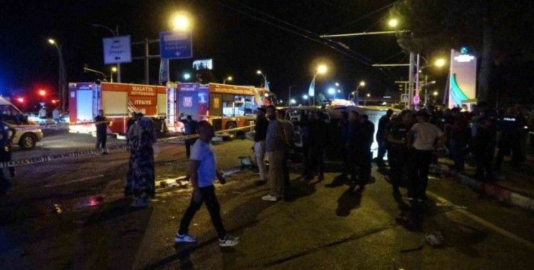 Malatya’da otomobil ile çarpışan işçi servisi devrildi: Çok sayıda yaralı var
