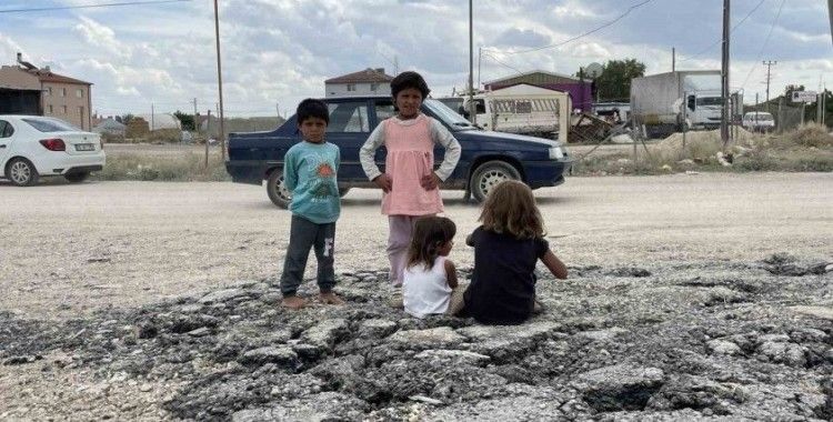 Bu mahallede yaşayanlar tozdan dolayı pencerelerini açamıyor
