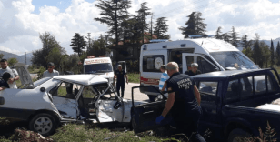 Burdur'da kamyonet ile çarpışan Fiat Tofaş hurdaya döndü: 1'i ağır 3 yaralı