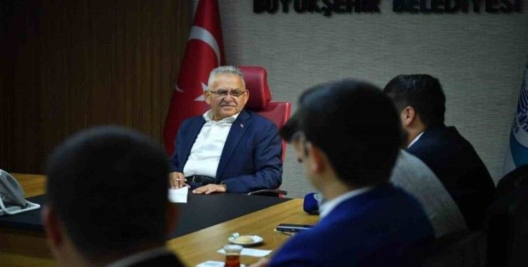 Başkan Büyükkılıç’a AK gençlerden anlamlı hediye
