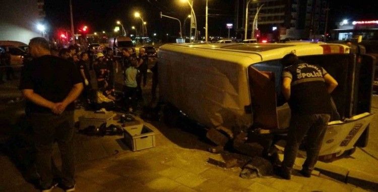 Malatya’da otomobil ile çarpışan işçi servisi devrildi: 1 ölü, 13 yaralı
