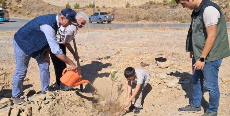 Mersin’de 2 bin 500 fidan toprakla buluşturuldu
