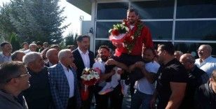 Olimpiyat şampiyonu İbrahim Bölükbaşı, memleketi Erzurum’da omuzlarda karşılandı
