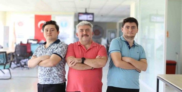 Eşinin evlilik şartını yerine getirdi, 24’üncü üniversitesini oğullarıyla okuyacak
