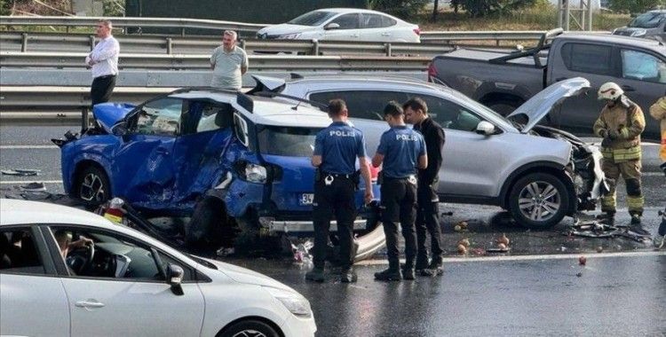 İstanbul TEM Otoyolu'nda meydana gelen zincirleme kazada 2 kişi hayatını kaybetti