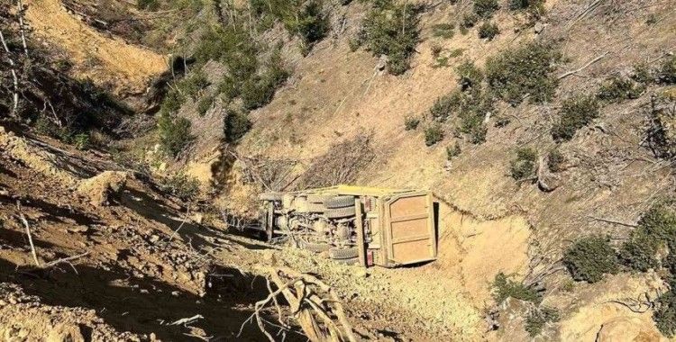 Toprak yüklü kamyon 25 metre yükseklikten uçuruma yuvarlandı
