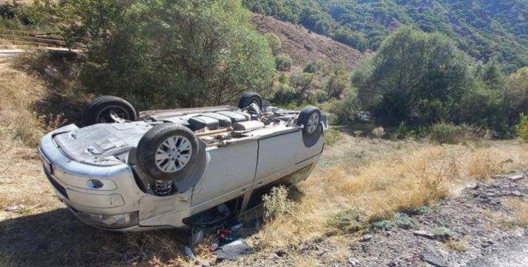 Tunceli'de otomobil ters döndü