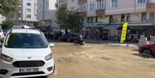 Asfalt yerinden söküldü, cadde sular altında kaldı
