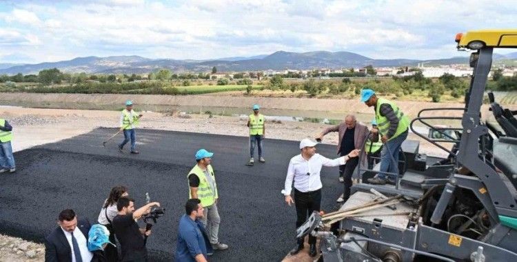 Başkan Akın, sıcak asfalt serim çalışmalarını yerinde inceledi
