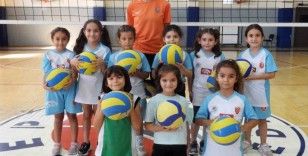 Minik voleybol yıldızları Kepez’de yetişiyor
