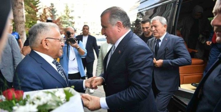 Bakan Bak’tan Başkan Büyükkılıç’a: “Şehrin ağabeyisiniz”
