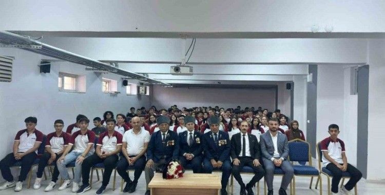 Gaziler, öğrencilerle bir araya geldi
