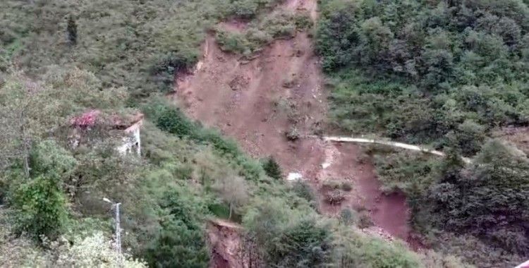 Trabzon’daki şiddetli yağışlar sonrasında Arsin ilçesi Güneyce mahallesinde heyelan tehdidi
