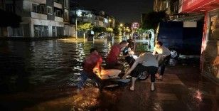 Şiddetli yağışla birlikte göle dönen caddelerde vatandaşlar zor anlar yaşadı
