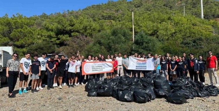 Marmaris Belediyesi ve öğrencilerden çevre temizliği
