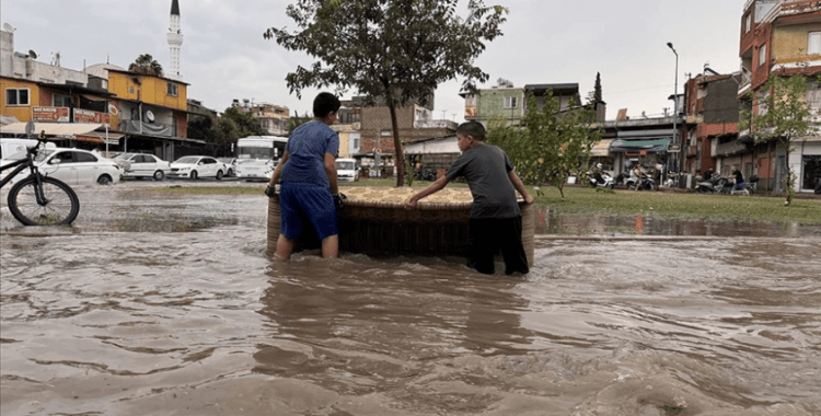 Adana'da sağanak ve şiddetli rüzgar hayatı olumsuz etkiledi