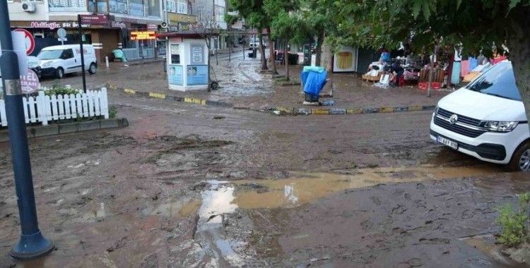 Sel suları çekildi, ilçe çamur deryasına döndü
