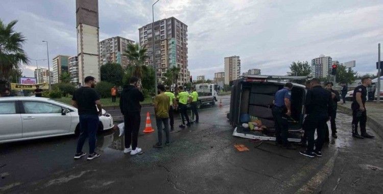 Diyarbakır’da otomobil ile şehir içi minibüs çarpıştı: 1’i bebek 9 yaralı
