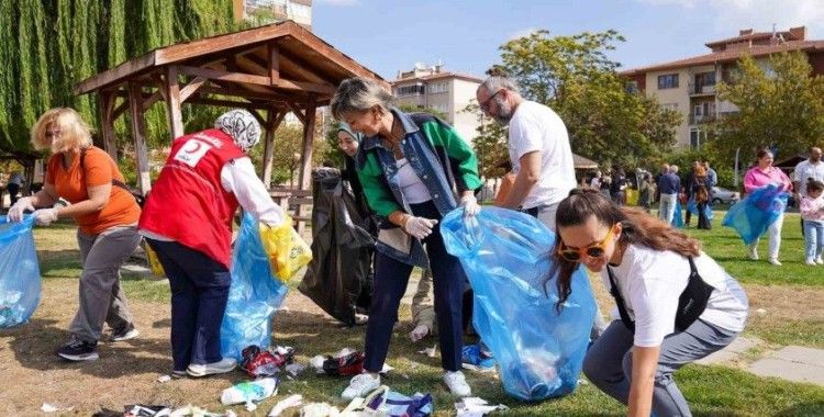 Doğaseverler, Dünya Temizlik Günü’nde çöp topladı
