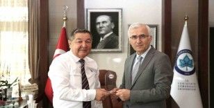 ESVAK’tan ESOGÜ Rektörü Prof. Dr. Kamil Çolak’a plaket takdimi
