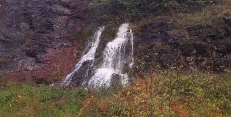 Sinop’taki yağışların ardından kayalık alanda şelale oluştu
