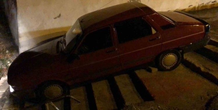 Amasya’da trafiğe kapalı alana giren alkollü sürücünün otomobili merdivende asılı kaldı
