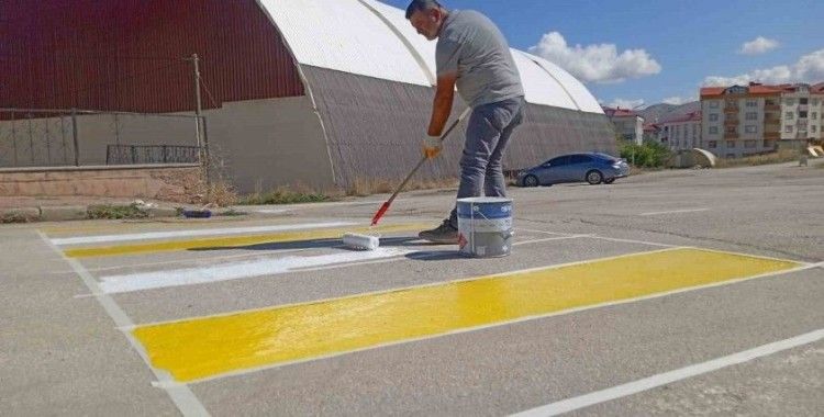 Bayburt’ta yaya geçidi çizgileri boyanarak trafik işaret levhaları yenilendi
