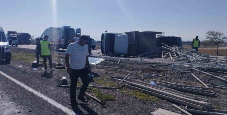 Konya’da lastiği patlayan kamyonet devrildi: 2 yaralı
