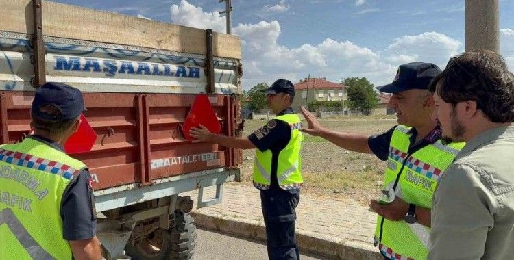 Jandarma traktör sürücülerine eğitim verip, reflektör dağıttı
