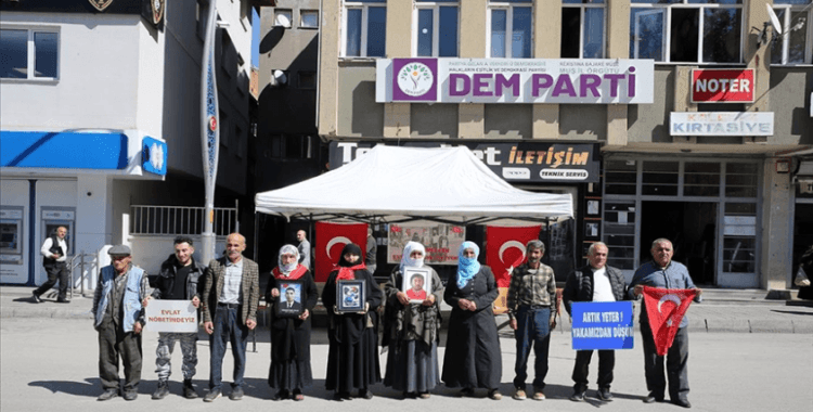 Muşlu aileler DEM Parti önünde 'evlat nöbeti'ni sürdürdü