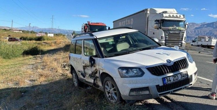 Erzincan’da trafik kazası: 3 yaralı
